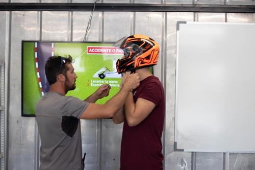 Evento de empresa 1 Preparando para correr en el circuito de karting